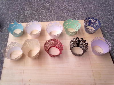 廠家大量生產(chǎn)蛋糕紙圍邊鏤空與卡紙紙花鏤空——深圳市金誠(chéng)達(dá)鐳射工藝品設(shè)計(jì)